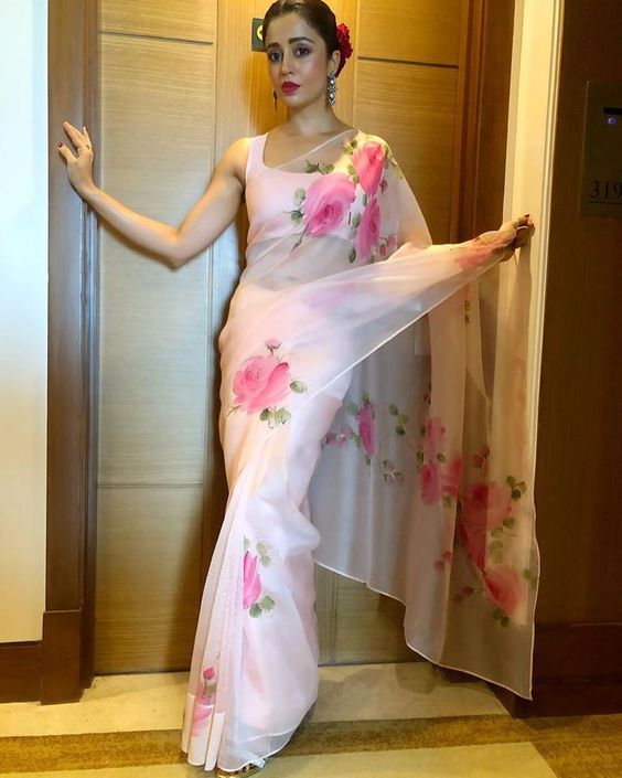 actress in Sleeveless blouse with Beautiful Floral print saree