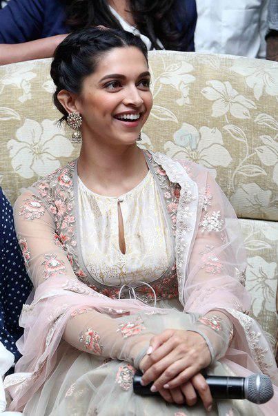 15 Hairstyles of Deepika Padukone that are Worth Trying - Candy Crow